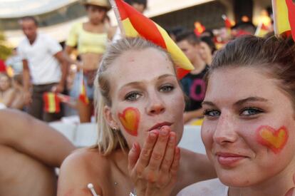 Dos aficionadas siguen la final del Mundial en el Auditorio de la Cartuja (Sevilla).