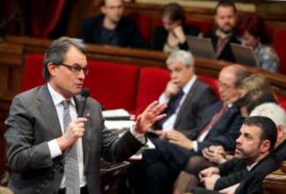 El presidente de la Generalitat, Artur Mas, responde a una pregunta durante la sesión de control al gobierno catalán que se ha celebrado en el Parlament de Catalunya.