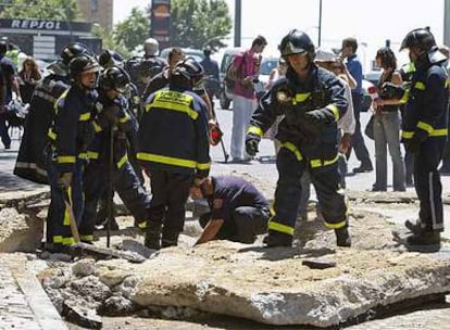 Un grupo de bomberos trabaja en el socavón de la zona de Atocha.