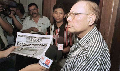 Tomás Borge, en una rueda de prensa en 1998.
