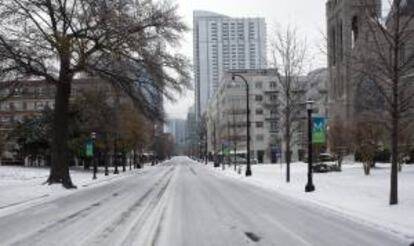 En el área metropolitana de la ciudad de Washington, las temperaturas en la mañana de este lunes se habían estabilizado alrededor 2 grados Celsius bajo cero, y la lluvia prolongada que siguió a la nevada del domingo se ha convertido en calles y veredas cubiertas por hielo.EFE/Archivo