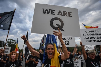 Una defensora del movimiento QAnon, durante una protesta contra las medidas antipandemia frente a la sede del Gobierno rumano, el 10 de agosto de 2020.