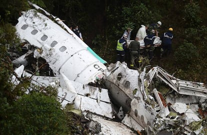 Servicios de rescate transportan un cuerpo del avión accidentado.