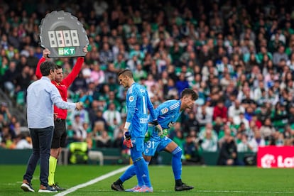 El portero Álvaro Aceves en el momento en el que debutó en la élite sustituyendo a Jordi Masip, el pasado febrero.