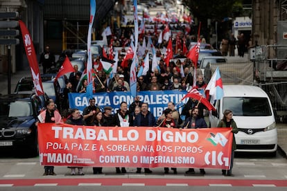 Centenares de personas participan en la manifestación del Día de Trabajador, este miércoles en A Coruña.
