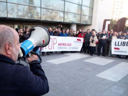El portavoz de Intersindical Valenciana, Vicent Mauri, se dirige a los concentrados por su juicio ante la Ciudad de la Justicia.