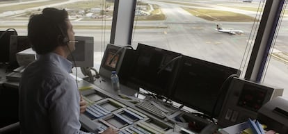 Un controlador a&eacute;reo en plena faena en la torre de control del aeropuerto de Madrid-Barajas que hoy.