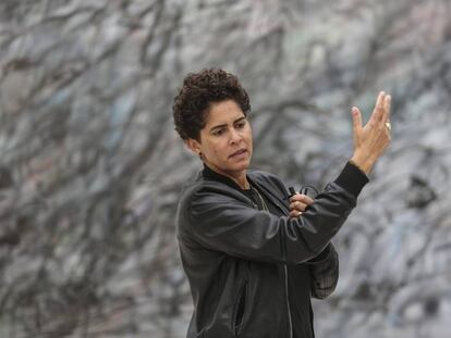 Julie Mehretu, ante la obra &#039;Conjured Parts (Bardu)&#039;, de 2016, en el Centro Bot&iacute;n,  