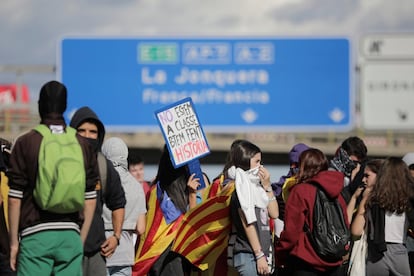 Unas 500 personas que protestaban por la sentencia del 'procés' han cortado sobre las dos de la tarde la autopista AP-7 a la altura de Sant Gregori (Girona). Uno de los manifestantes porta una pancarta que dice: "No estamos en clase, estamos haciendo historia".