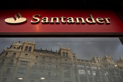 MADRID, SPAIN - JANUARY 29: A Banco Santander's logo stands on a bank's office as a building is reflected on its window a day before a news conference to announce the 2018 results on January 29, 2019 in Madrid, Spain. Banco Santander earned 7,810 million euros in 2018, an 18% increase on the previous year. (Photo by Pablo Blazquez Dominguez/Getty Images)