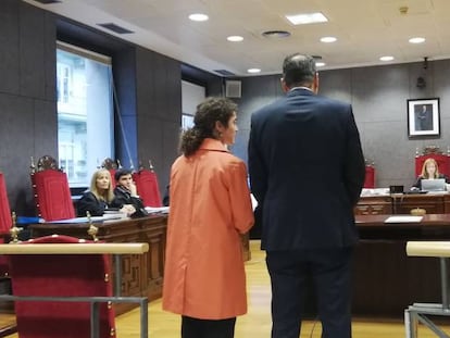 El consejero delegado de Siemens Gamesa, Markus Tacke, de espaldas, durante su declaración este jueves en los juzgados de Bilbao.