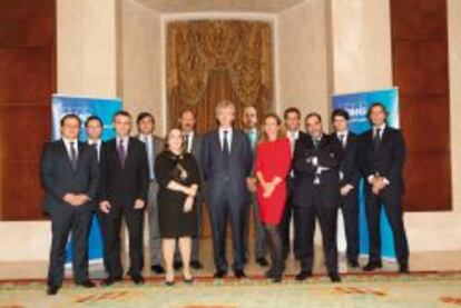 En el centro, el presidente de KPMG en Espa&ntilde;a, John Scott, junto a los 12 nuevos socios.