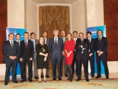 En el centro, el presidente de KPMG en Espa&ntilde;a, John Scott, junto a los 12 nuevos socios.