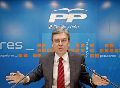 José Manuel Fernández Santiago, durante su comparecencia en la sede autonómica del PP en Castilla y León.