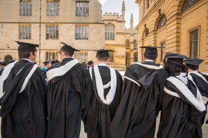 Graduación de estudiantes en la Universidad de Oxford, en Reino Unido en 2020. 

