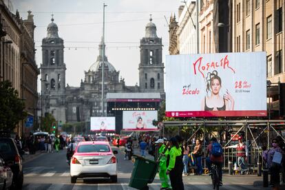 Pantallas colocadas en las calles aledañas al Zócalo anuncian la presentación de Rosalía,  este 28 de abril.