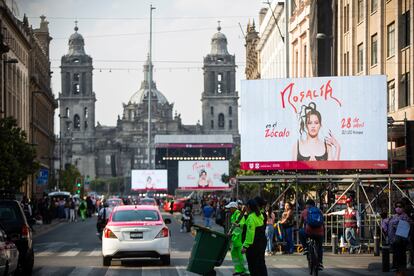 Pantallas colocadas en las calles aledañas al Zócalo anuncian la presentación de Rosalía, este 28 de abril.