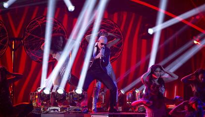 El artista Pitbull actúa durante los Latin American Music Awards.