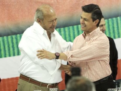 Romero Deschamps y el expresidente Enrique Peña Nieto, en 2012.