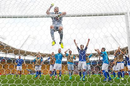 A seleção italiana, capitaneada pelo goleiro Gigi Buffon, chegava com milhares de incógnitas a esta Eurocopa. Conseguiu classificar-se para as oitavas como primeira do grupo e, na segunda-feira, enfrentará a Espanha. Uma oportunidade de revanche da final da Euro de 2012, vencida pelos espanhóis por 4 a 0.