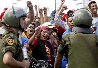 Partidarios del presidente Hugo Chávez insultan a los participantes en la manifestación de ayer en Caracas.