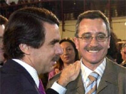 Aznar saluda ayer en Segovia a José Antonio Ortega Lara.
