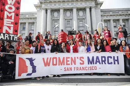 Solnit (con sombrero negro) en la Marcha de las Mujeres de San Francisco de 2019.