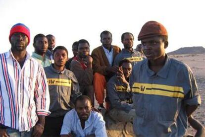 George (a la derecha, con gorra) posa en Mheriz (Sáhara Occidental) con el grupo de subsaharianos a los que salvó la vida con su móvil.