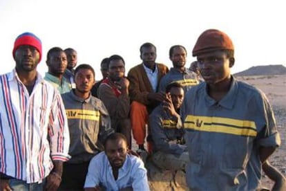 George (a la derecha, con gorra) posa en Mheriz (Sáhara Occidental) con el grupo de subsaharianos a los que salvó la vida con su móvil.