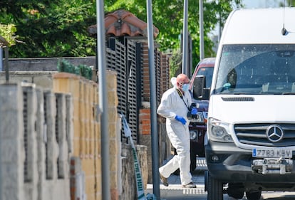 Un agente del Servicio de Criminalística (SECRIM) de la Guardia Civil trabaja en el lugar de los hechos, este lunes. 