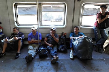 Pasajeros en un vagón en la estación de Once, Argentina.