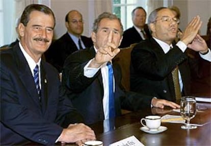 De izquierda a derecha, Vicente Fox, George Bush y Colin Powell, durante la rueda de prensa en la Casa Blanca.