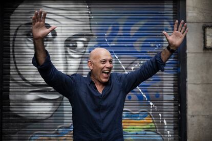 José Aquiles (Santiago de Cuba, 65 años) antes de dar un concierto en la Sala Harlem de Barcelona, en el inicio de su gira europea para conmemorar los 50 años del nacimiento de la nueva trova.