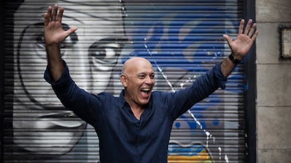 José Aquiles (Santiago de Cuba, 65 años) antes de dar un concierto en la Sala Harlem de Barcelona, en el inicio de su gira europea para conmemorar los 50 años del nacimiento de la nueva trova.