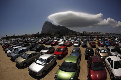 La Línea de la Concepción, España, 9 de agosto de 2013. Decenas de coches aparecen aparcados en La Línea de la Concepción, con la isla de Gibraltar vista de lejos. La tensión entre España y Reino Unido aumentó debido a los pescadores gaditanos afectados por el lanzamiento de bloques de hormigón de Gibraltar, en una zona de la Bahía de Algeciras donde solían faenar.