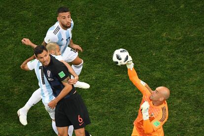 El portero argentino Willy (derecha) salva un tiro a puerta.