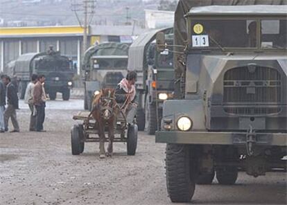 Un convoy militar turco en la ciudad de Cizre, a 40 kilómetros de la frontera de Turquía con Irak.