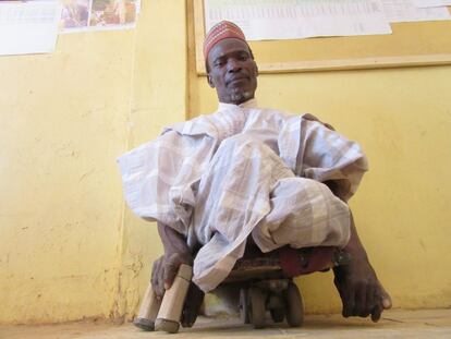 Haruma Ibrahim, de 57 años, sufrió la polio de pequeño y asegura que fue "un gran desafío, pero salí adelante gracias a la fe en Dios".