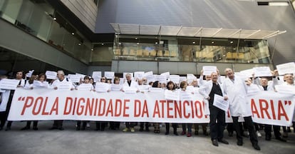 Concentración de médicos de atención primaria este martes en el centro de salud de Rosalía de Castro en Vigo.