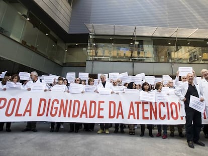 Concentración de médicos de atención primaria este martes en el centro de salud de Rosalía de Castro en Vigo.