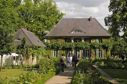 Visitantes en Villa Liebermann, en Wannsee, cerca de Berl&iacute;n, residencia de verano del pintor Max Liebermann. 