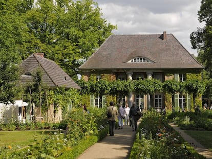 Visitantes en Villa Liebermann, en Wannsee, cerca de Berl&iacute;n, residencia de verano del pintor Max Liebermann. 