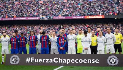 Los jugadores del Bar&ccedil;a y el Madrid homenajean al Chapecoense. 