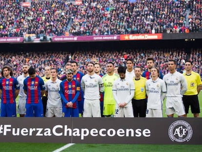 Los jugadores del Bar&ccedil;a y el Madrid homenajean al Chapecoense. 