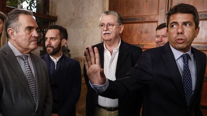 El presidente de la Generalitat valenciana, Carlos Mazón (a la derecha), y el vicepresidente segundo y 'conseller' para la Recuperación Económica y Social, Francisco José Gan Pampols (a la izquierda), durante un encuentro en el Palau de la Generalitat, el jueves.