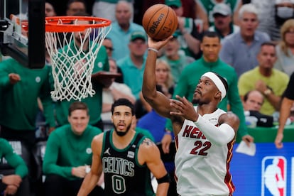 Jimmy Butler entra a canasta esta madrugada ante la mirada de Jayson Tatum, de negro, en el TD Garden de Boston.