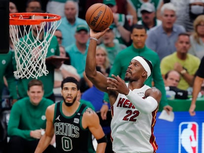 Jimmy Butler entra a canasta esta madrugada ante la mirada de Jayson Tatum, de negro, en el TD Garden de Boston.