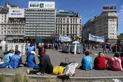 Varias personas se reúnen alrededor del Obelisco durante la huelga de 24 horas en Buenos Aires (Argentina). El paro sindical fue convocado por la Confederación General del Trabajo (CGT) en contra del Gobierno de Mauricio Macri.