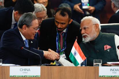 El primer ministro indio, Narendra Modi (d), saluda al primer ministro de China, Li Qiang, en la cumbre de los BRICS este lunes, en Río de Janeiro.
