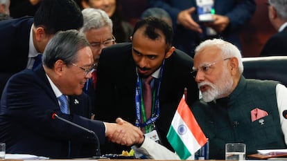 El primer ministro indio, Narendra Modi (d), saluda al primer ministro de China, Li Qiang, en la cumbre de los BRICS este lunes, en Río de Janeiro.